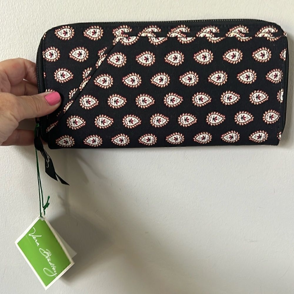 Vera Bradley Classic Black Travel Wallet NWT - Picture 1 of 5